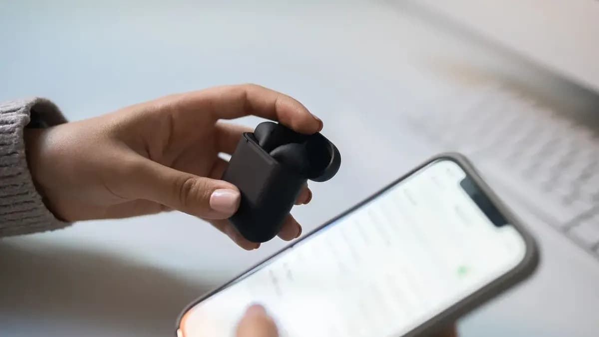 AirPods 实时翻译上线，翻译耳机的能力要连着手机一起看