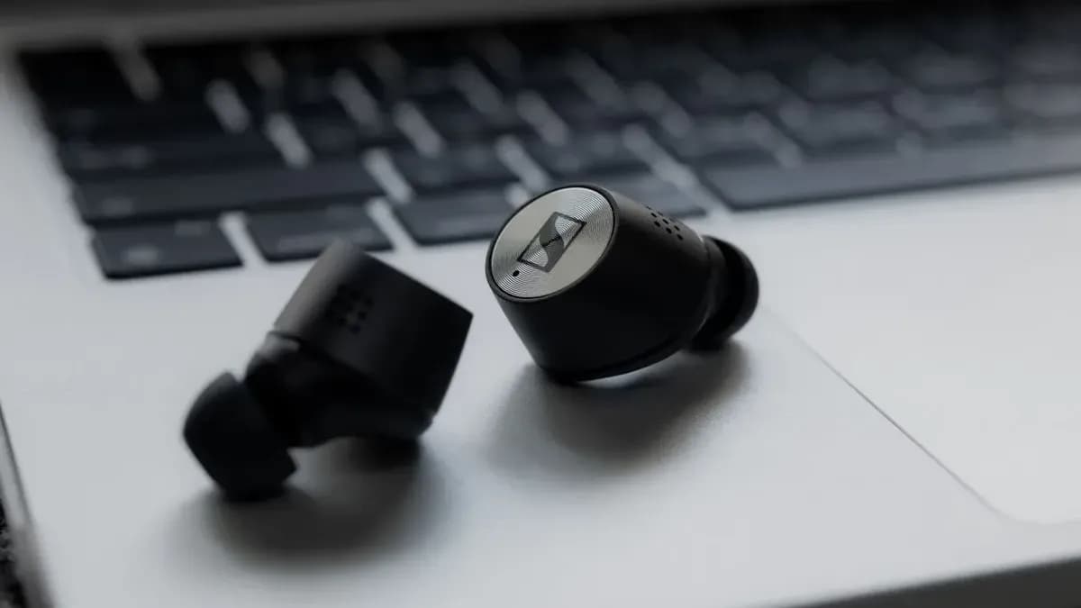 MOMENTUM True Wireless 5 公布,可更换电池进入耳塞与充电盒